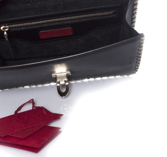 Image 1 of Borsa a tracolla Valentino Demiune in pelle nera con catena.