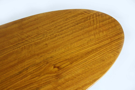 Image 1 of Tavolino da caffè ovale Tulip in noce restaurato, stile Mid-Century Modern di Dřevotvar, anni '60