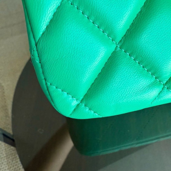 Image 1 of Borsa Chanel Classic Flap Jumbo - Doppia patta 30 cm in pelle di agnello trapuntata verde con finiture argentate, serie 16