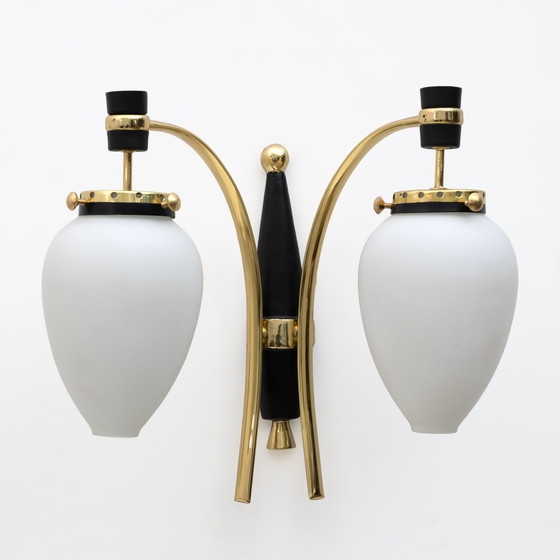 Image 1 of Stilnovo, coppia di scensori in ottone e vetro opalino della modernità italiana del Medioevo, anni '50