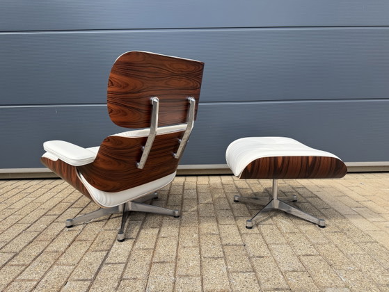 Image 1 of Poltrona lounge originale Vitra Eames + poggiapiedi Santos in palissandro e pelle bianca 10/10