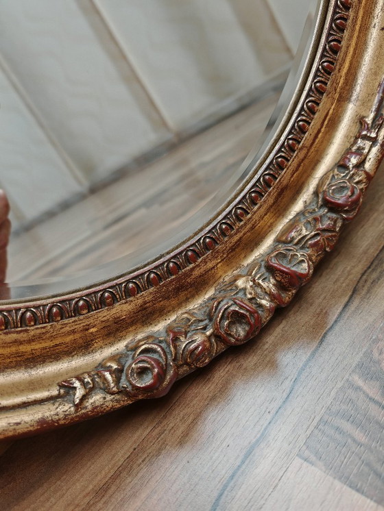 Image 1 of Ovale spiegel met houten lijst, goud uit een nalatenschap