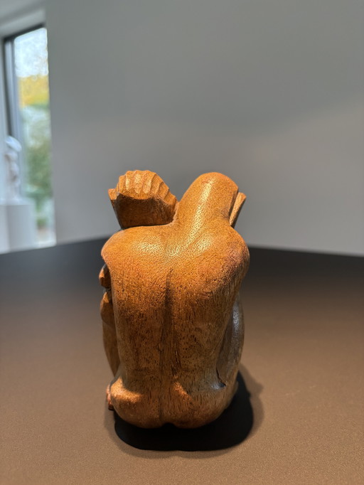 Talla de madera estilizada de una pareja abrazándose