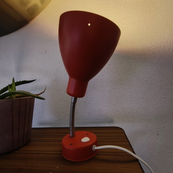 Image 1 of Lampe col de cygne rouge vintage IKEA Postmoderne – Applique ou lampe de table – Design scandinave années 90