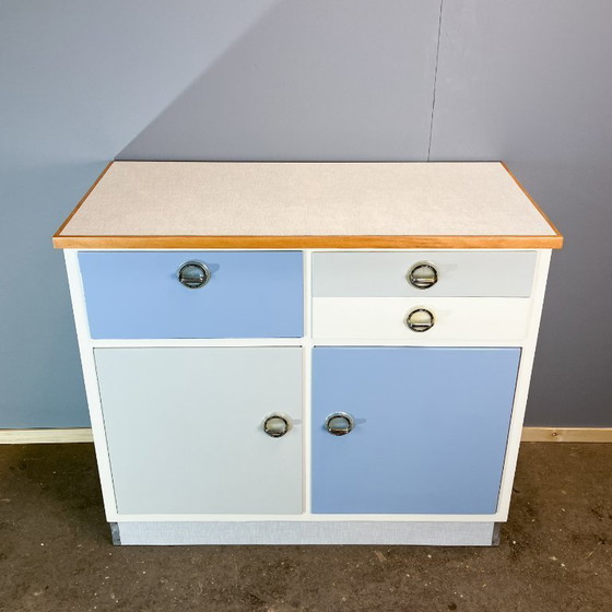 Image 1 of Keukenkastjes, pastelblauw en lichtgrijs, jaren 60, meubilair uit het midden van de vorige eeuw