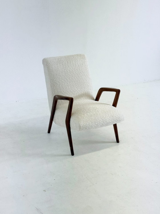 Image 1 of Sillón italiano de mediados de siglo hecho de madera de cerezo con bouclé blanco