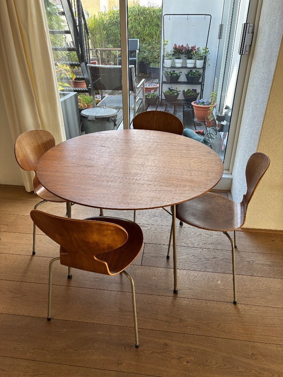 Image 1 of 4 sillas Ant + mesa y taburete Dot de Frits Hansen