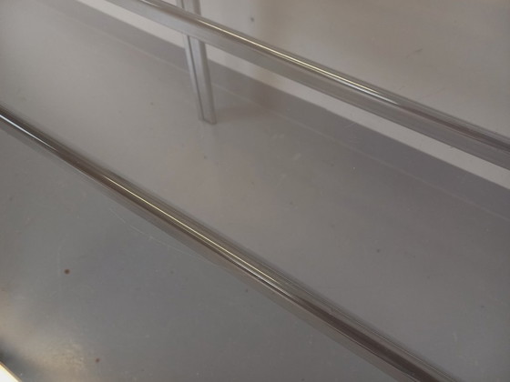 Image 1 of Vintage ovale eettafel van rookglas en verchroomd metaal, in Space Age-stijl uit de jaren 70.