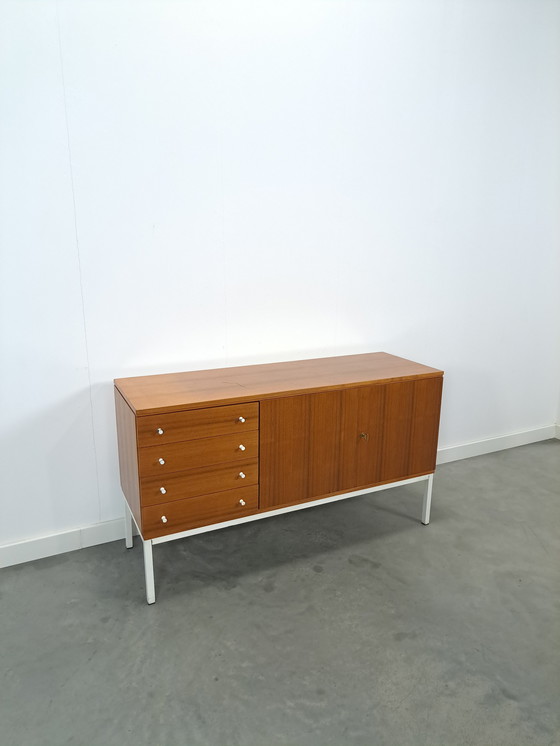 Image 1 of Furnieranrichte aus Schweden mit weißen Stahlbeinen