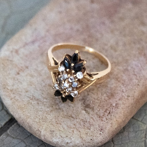 Vintage-Ring in Goldfarbe mit schwarzen und transparenten Strasssteinen: elegant detailliertes Design