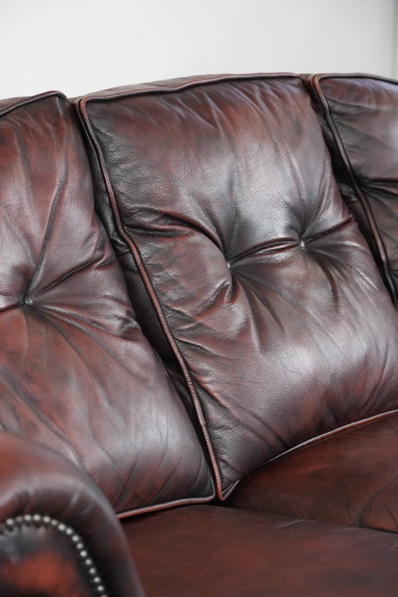 Image 1 of Rotes 2,5-Sitzer-Chesterfield-Sofa auf Rollen im englischen Stil
