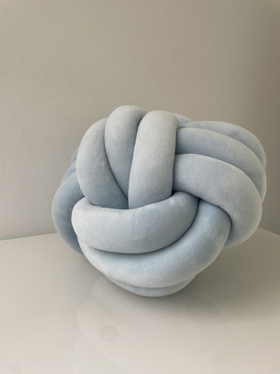 Image 1 of Cuscino con nodo intrecciato in velluto azzurro
