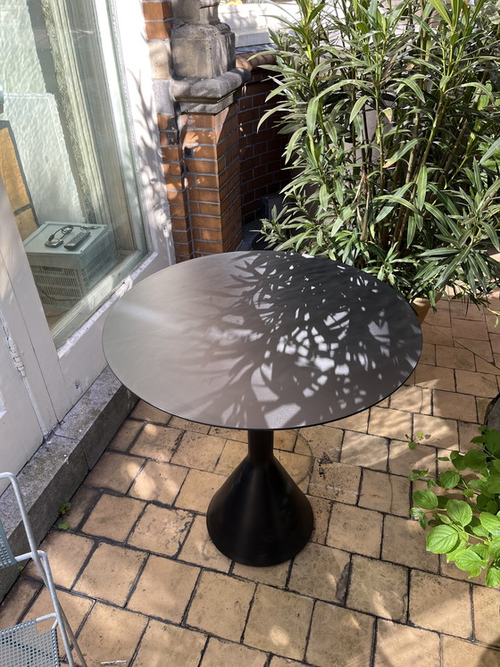 Image 1 of HAY kegelvormige tafel in zwart, rond, 70 cm.