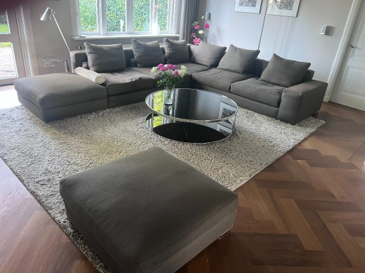 Minotti Jagger Kombination mit Ottomane und Huber Couchtisch