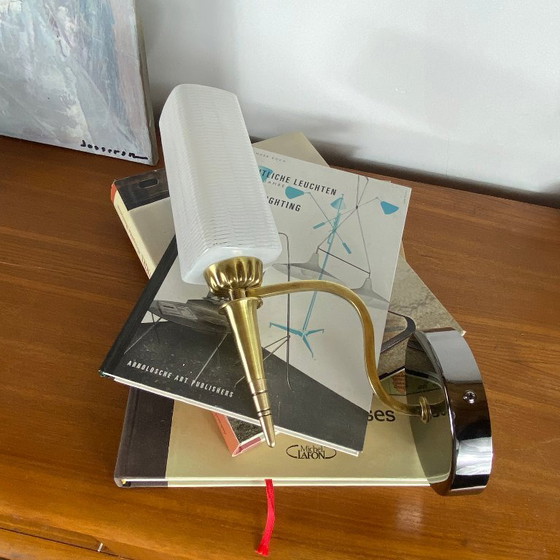 Set van twee messing wandlampen met vierkante tulpvormige kappen van wit geribbeld glas. – Brass (photo 5 of 9)