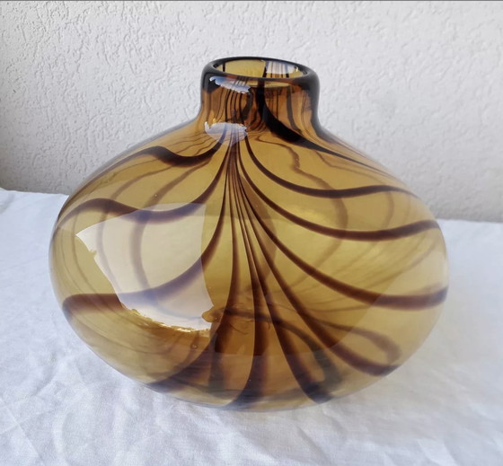 Image 1 of Vase En Verre Soufflé, À Motif Zébré, De Couleur Ambrée