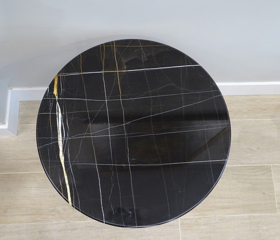Image 1 of Table basse ou table d&#39;appoint Natuzzi, marbre Sahara Noir, XXIe siècle – Italie