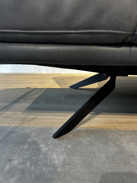 Divano di design in pelle grigia con poggiatesta regolabili e funzione lounge. – Koinor, Divani 2 posti (photo 6 of 6)