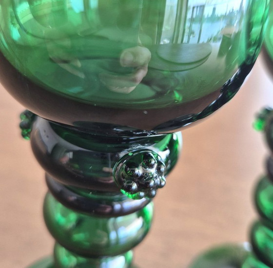 Image 1 of 2 verres à vin Roemer verts allemands – avec pied à baies – verre artisanal