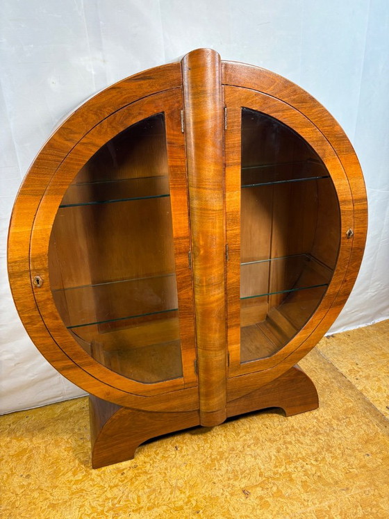 Vintage Art Deco Globe Vitrinekast | Gevlamd Notenhout | Circa 1930 Een werkelijk uitzonderlijke Art Deco (photo 2 of 11)