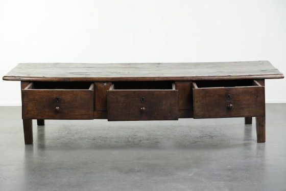 Image 1 of Großer antiker Couchtisch aus südeuropäischem Kastanienholz aus dem 18. Jahrhundert mit wunderschöner Patina