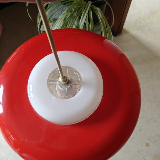 Image 1 of Lampada a sospensione vintage italiana in vetro opalino rosso – design futuristico, anni '70