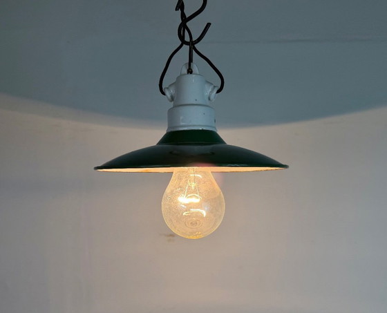 Image 1 of Industriële groene emaille hanglamp, jaren 50