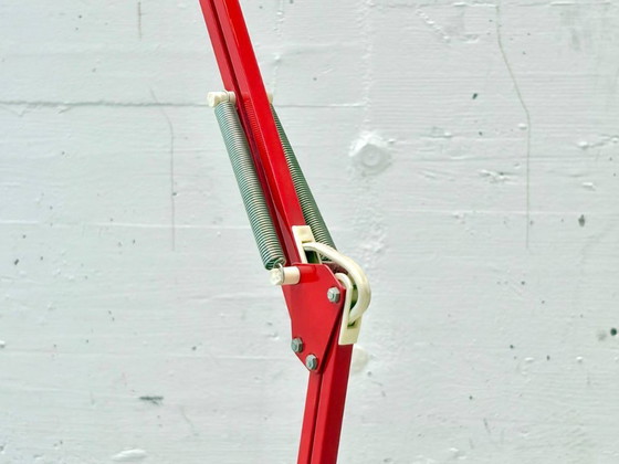 Image 1 of Rode bureaulamp uit het midden van de 20e eeuw, met verstelbare armleuningen.