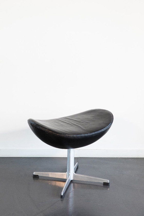 Image 1 of Arne Jacobsen – Poltrona Egg con pouf – modello 3316 – Fritz Hansen