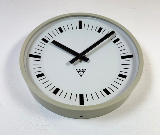 Image 1 of Orologio da parete industriale in bachelite grigia di Pragotron, anni '70
