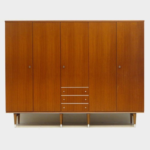 Ampio armadio vintage a 5 ante con tre cassetti in teak, anni '60.