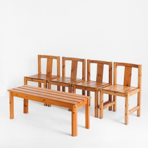 Conjunto de cuatro sillas y banco de estilo escandinavo. Madera de pino. Fabricado por Sotka. Finlandia, años 70.