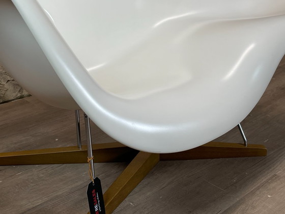 Image 1 of Vitra La Chaise