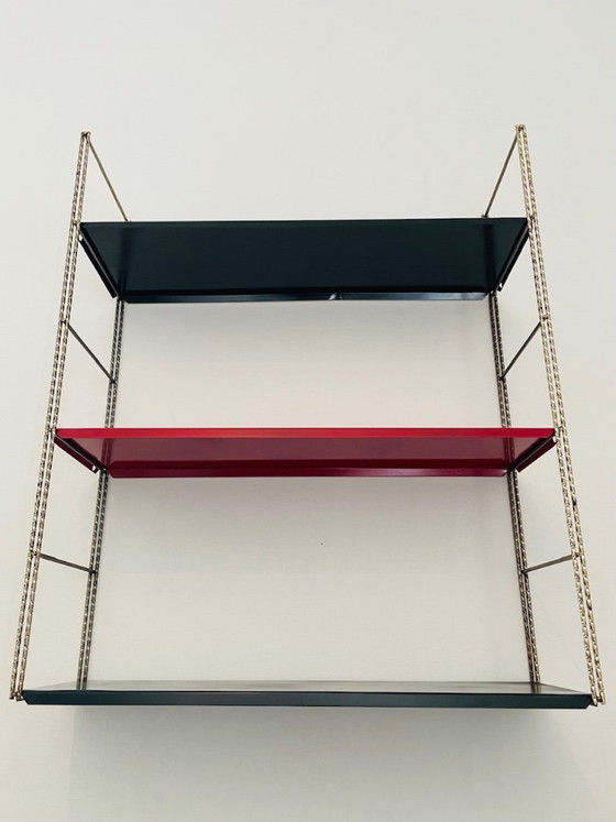 Image 1 of Estantería de pared ajustable de latón y metal, estilo moderno de mediados de siglo, década de 1960.