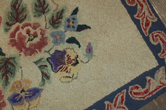 Image 1 of Handgemaakt antiek Amerikaans gehaakt tapijt 67 cm x 103 cm (2,2' x 3,4') uit de jaren 1900 - 1B499