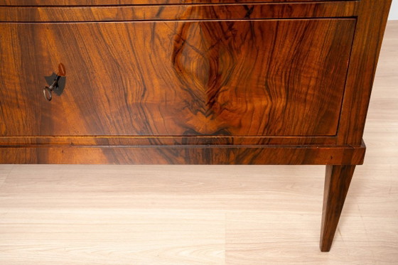 Biedermeier commode met twee lades van notenhout met Franse lakafwerking, Duitsland, circa 1850 – Ladekasten (photo 11 of 15)