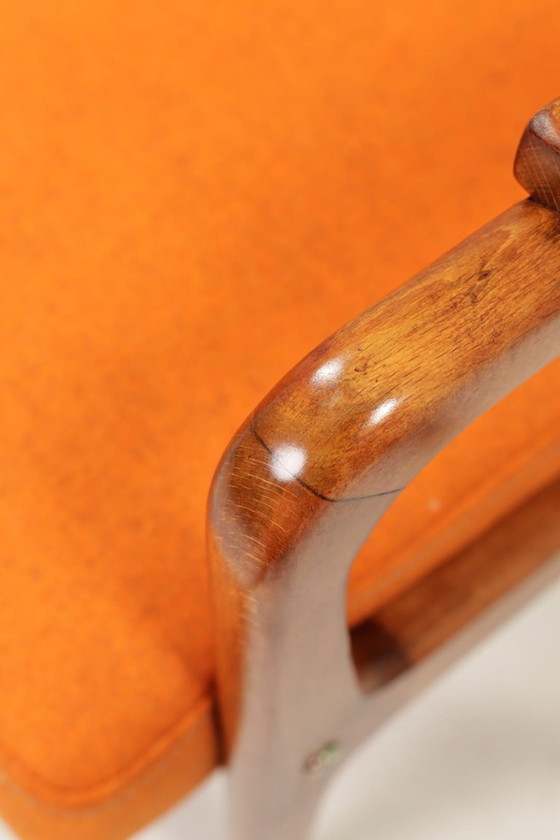 Image 1 of Vintage oranje fauteuil met wollen bekleding en walnootkleurig hout, mid-century modern stijl.