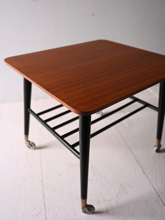 Image 1 of Table basse scandinave vintage en teck à roulettes