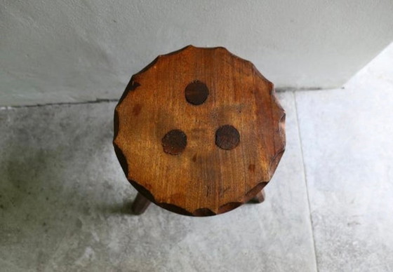Image 1 of Vintage Brutalistische Driepoot Kruk (tabouret)– Massief Grenen – Frankrijk - Jaren 50/60