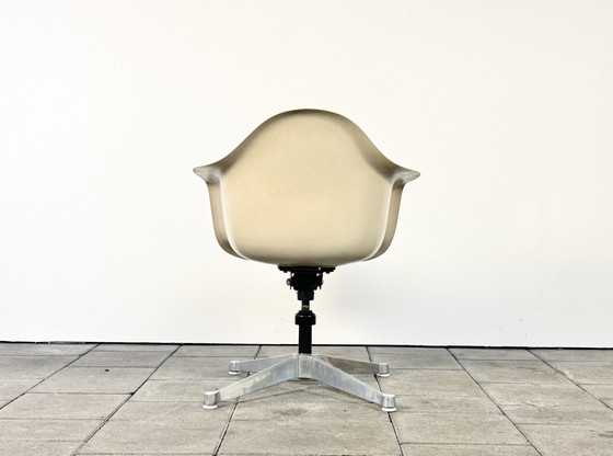 Silla Herman Miller DAT Fibra de Vidrio Herman Miller Milacron Años 60 – Sillas giratorias, Fiberglass (photo 2 of 10)