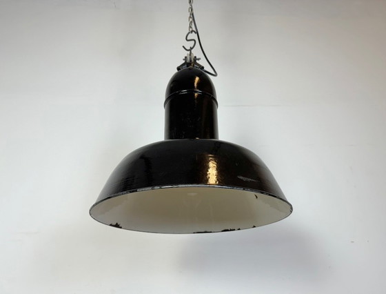 Image 1 of Lampe industrielle en émail noir avec abat-jour en fonte, années 1930