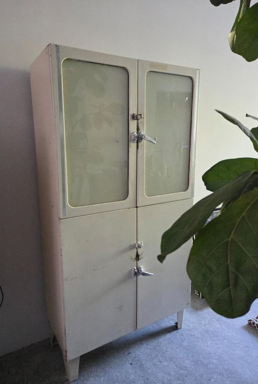 armoire à pharmacie vintage en acier