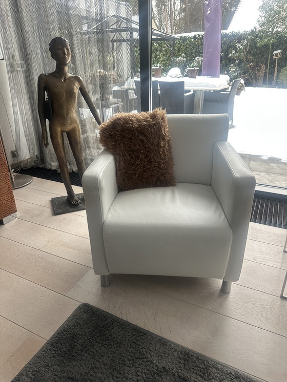 Image 1 of 2 poltrone bianche di Henzel e Hazis