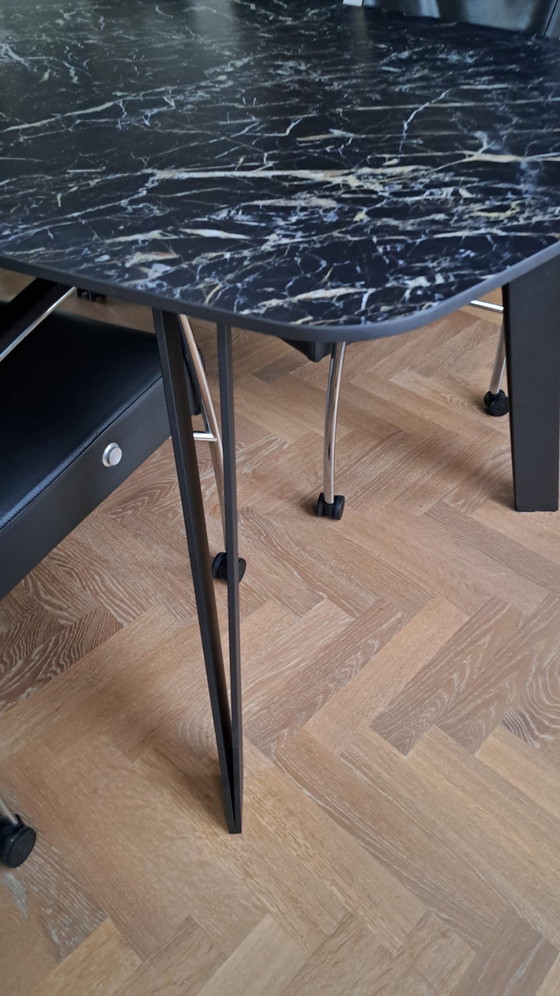 Image 1 of Mesa de comedor de cerámica con diseño único