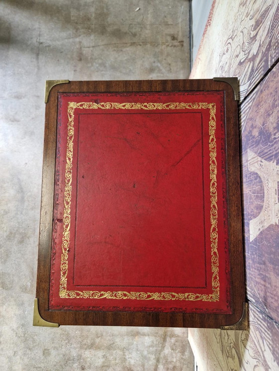 Image 1 of Cassettiera classica antica in legno in stile "cassapanca da campagna" con piano in pelle rossa