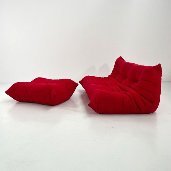 Image 1 of Divano a tre posti Togo rosso con pouf, disegnato da Michel Ducaroy per Ligne Roset, anni '70.