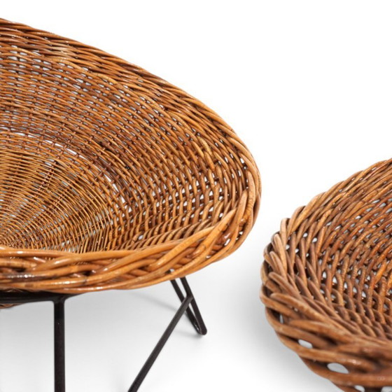 Image 1 of Pod Chairs – Een paar loungestoelen van rotan/riet op een metalen frame, 1970