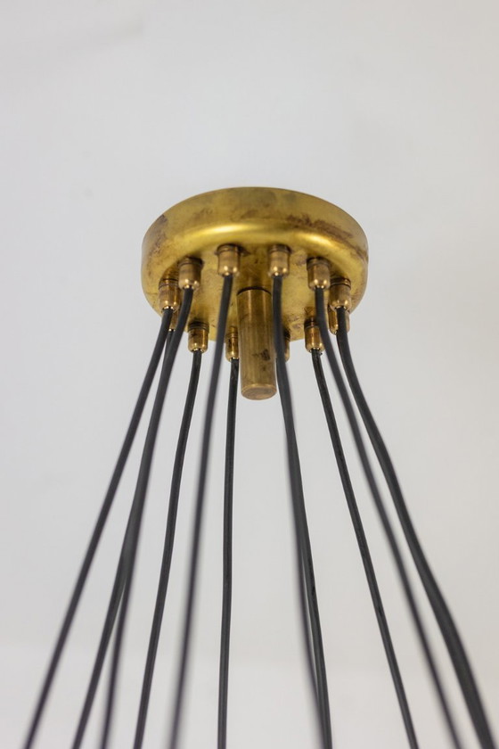 Image 1 of Lampadario a 12 luci in ottone patinato e metallo laccato nero. Contemporaneo