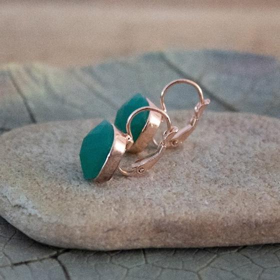 Vintage Vierkante Oorbellen Met Gefacetteerde Groene Onyx In Een Roségouden Metalen Zetting (photo 5 of 8)