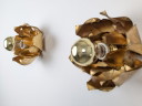 Set van twee vergulde metalen wandlampen met bloemmotief, Hans Kögl, jaren 70.